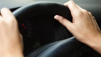La DGT advierte: este gesto tan habitual al volante puede ser mortal