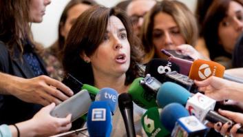 El Gobierno ve "antidemocrático" y "pueril" el 'tramabús' de Podemos