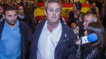Al grito de "perros" y "viva España": Así fueron recibidos los consellers en el aeropuerto de Barcelona