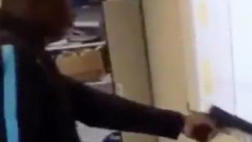 El impactante vídeo de un joven francés que amenaza a su profesora con una pistola