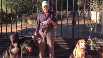 Un hombre de 87 años con cáncer busca un hogar para sus seis perros