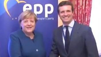 Cachondeo con este gesto de Angela Merkel durante su reunión con Pablo Casado