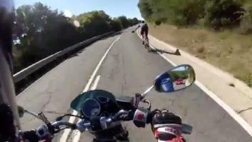 Esta maniobra de un motorista y un ciclista genera el aplauso unánime en Twitter