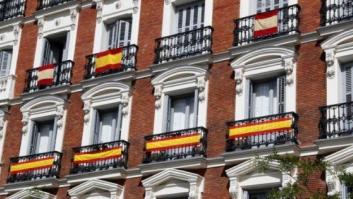La broma de 'El Mundo Today' que es viral en 5 minutos por lo que dice de la bandera de España en los balcones