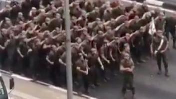 Lo que no se vio en televisión: esto hacían los soldados antes del desfile del 12-O