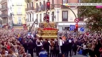 La cruz del Jesús del Gran Poder de Madrid "se troncha" al golpear un semáforo