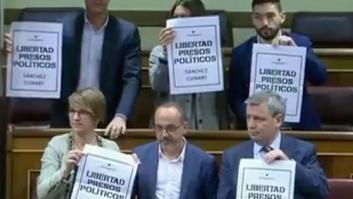 Los diputados de Unidos Podemos se levantan exigiendo la libertad de los Jordis con carteles