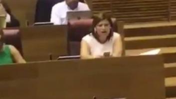 La líder del PP de Valencia, 'cazada' marcándose este baile en el escaño