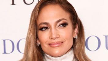 Jennifer Lopez se cae en pleno concierto (y se levanta como una diva)