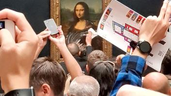 Un visitante del Louvre le lanza una tarta a 'La Gioconda'
