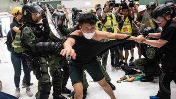 Violenta batalla campal en un centro comercial de Hong Kong