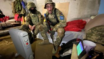 Soldados ucranianos celebran el triunfo de su Selección en la carrera al Mundial