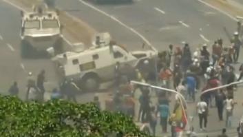 Vehículos militares arrollan a los manifestantes en Caracas