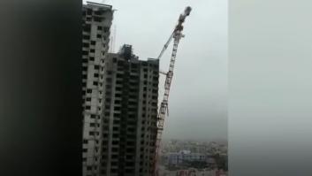 Una grúa se desploma sobre varios edificios en la India por culpa de un tifón