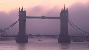 Londres inicia el confinamiento con un impresionante cielo púrpura