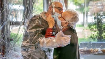 Una residencia italiana instala una 'sala de abrazos' para animar a los ancianos