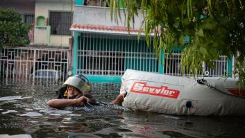 El rescate de un perro atrapado en las inundaciones de México