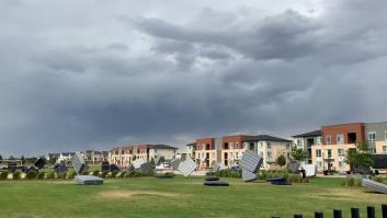 Lo nunca visto: decenas de colchones vuelan por los aires en Colorado