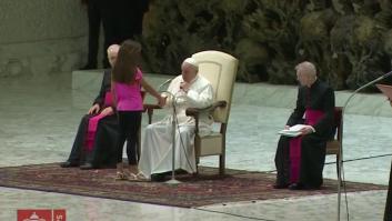 Una niña le roba el protagonismo al papa durante una catequesis