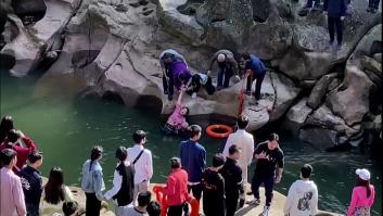 El cónsul británico en China salva a una joven que se estaba ahogando
