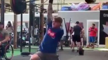 Este hombre se ha vuelto viral por levantar pesas con un brazo