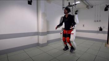 Un joven tetrapléjico vuelve a caminar gracias a un exoesquelto conectado a su cerebro