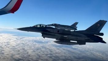 El avión de la selección de Polonia es escoltado por varios F-16 en su viaje hacia Qatar