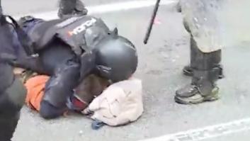 Las imágenes de cómo un agente de policía reduce a un manifestante independentista en Barcelona
