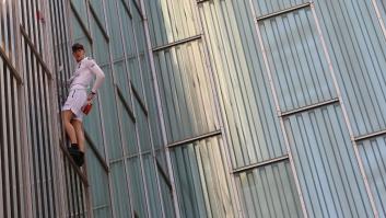 Un escalador británico trepa sin protección un rascacielos de Barcelona