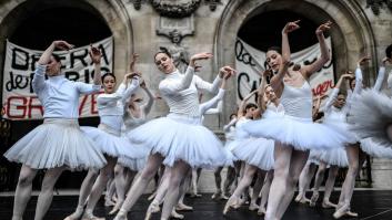 Bailarinas se manifiestan con una danza en contra de Macron