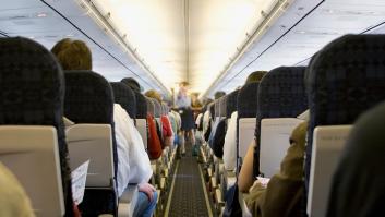 Una pasajera agrede a otros viajeros que le piden que se ponga la mascarilla en el avión
