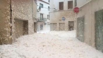 La espuma del mar llega a las calles de Tossa de Mar (Girona)