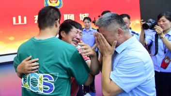 Dos padres se reencuentran con su hijo secuestrado hace 24 años en China