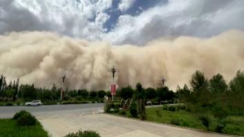 Una espectacular tormenta de arena paraliza la ciudad de Dunhuang, China