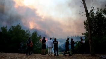 Evacúan tres suburbios de Atenas tras un fuerte incendio