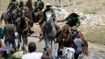 A caballo y con látigo: polémica por la forma de detener a migrantes en Estados Unidos