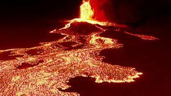 La llamativa vista de dron de la lengua de lava del volcán de La Palma