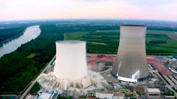 La espectacular demolición de una central nuclear en Alemania