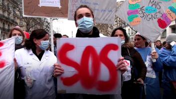 Trabajadores sanitarios organizaron una cacerolada frente a un hospital de París