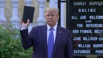 Trump visita una iglesia incendiada durante las protestas con una Biblia en la mano