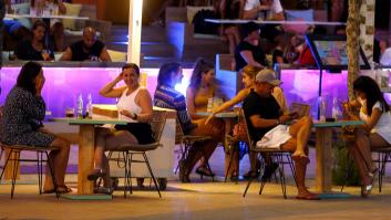 Mallorca cierra zonas de fiesta que concentraban turistas que ignoraban las restricciones
