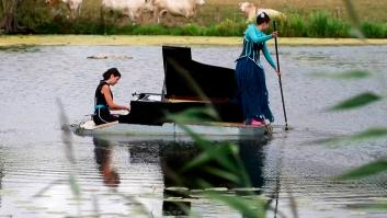 Un concierto clásico sobre un lago en Francia sorprende a sus asistentes