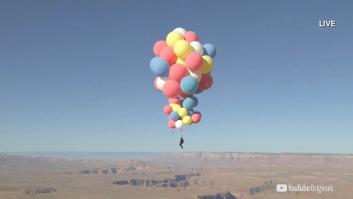 David Blaine vuela a más de 7.600 metros de altura colgado de un puñado de globos
