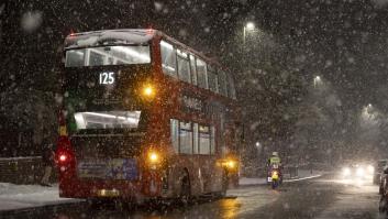 Caos en los transportes de Reino Unido por el temporal que ha dejado una fuerte nevada