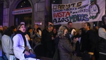 El Comité de Huelga de sanitarios termina su encierro en la Consejería de Sanidad de Madrid tras 36 horas, pero mantiene la huelga