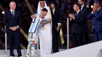 Indignación total con la FIFA y Qatar por cómo ha aparecido Messi a recoger el trofeo