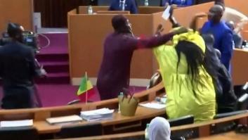 Momento tenso en el Parlamento de Senegal: bronca, empujones y sillas volando