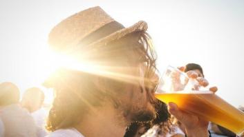 Los riesgos de beber alcohol cuando hace calor