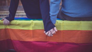 La aplaudida foto de una pareja de lesbianas frente a un puesto de Vox en Valladolid: "A vuestros pies"