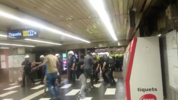 Tremenda pelea entre un grupo de jóvenes y vigilantes en el metro de Barcelona